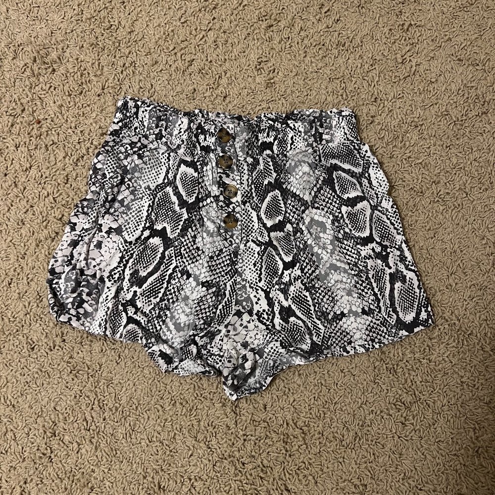 Women's M Grey & White Snake Skin Print Shorts